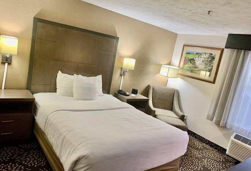 Отель Clarion Pointe Wenatchee