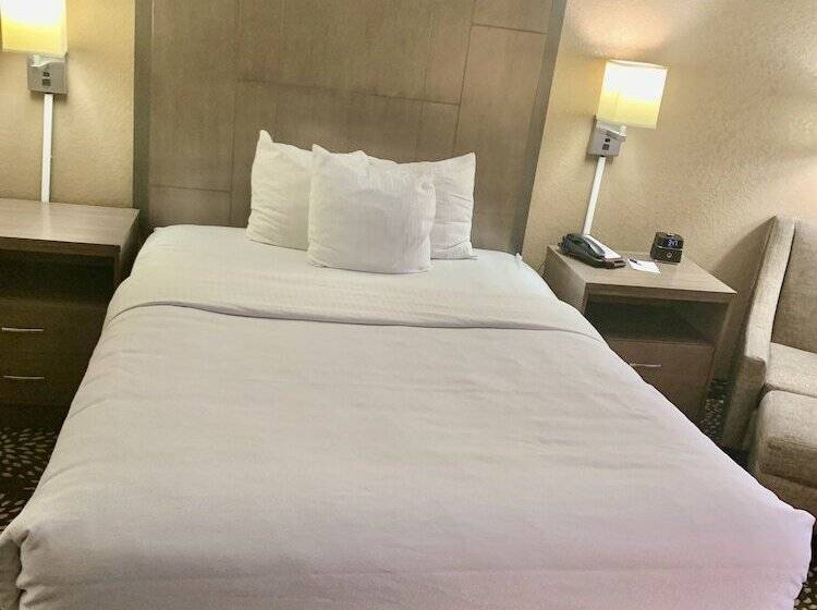 Отель Clarion Pointe Wenatchee