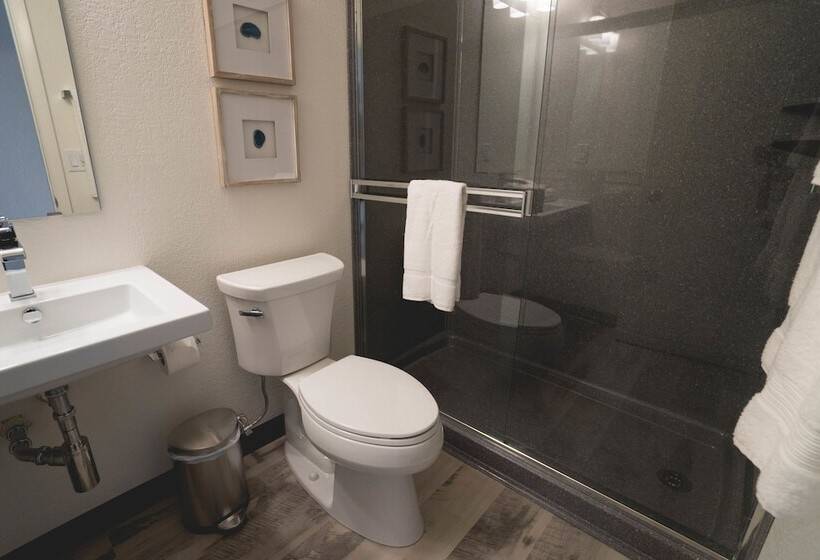 فندق Lakeside Inn