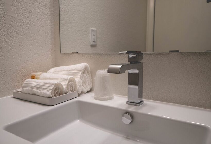 فندق Lakeside Inn