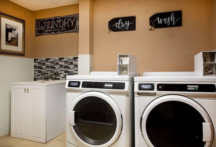 בית מלון כפרי Ramada By Wyndham Statesville