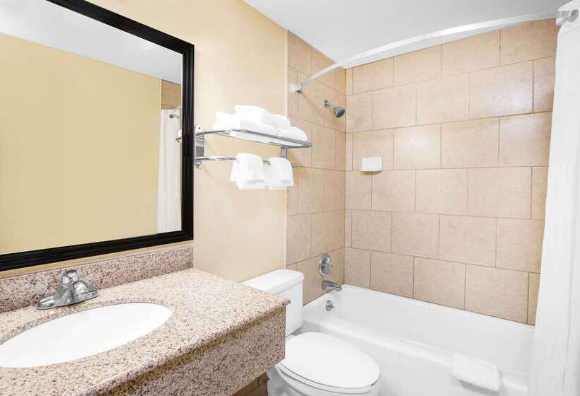 فندق Super 8 By Wyndham Clive Ia