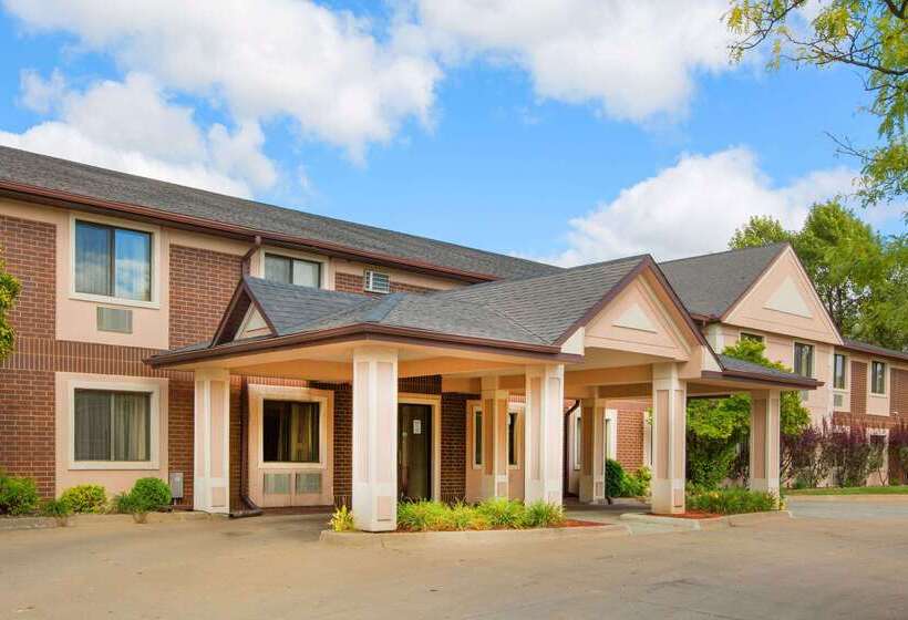 فندق Super 8 By Wyndham Clive Ia