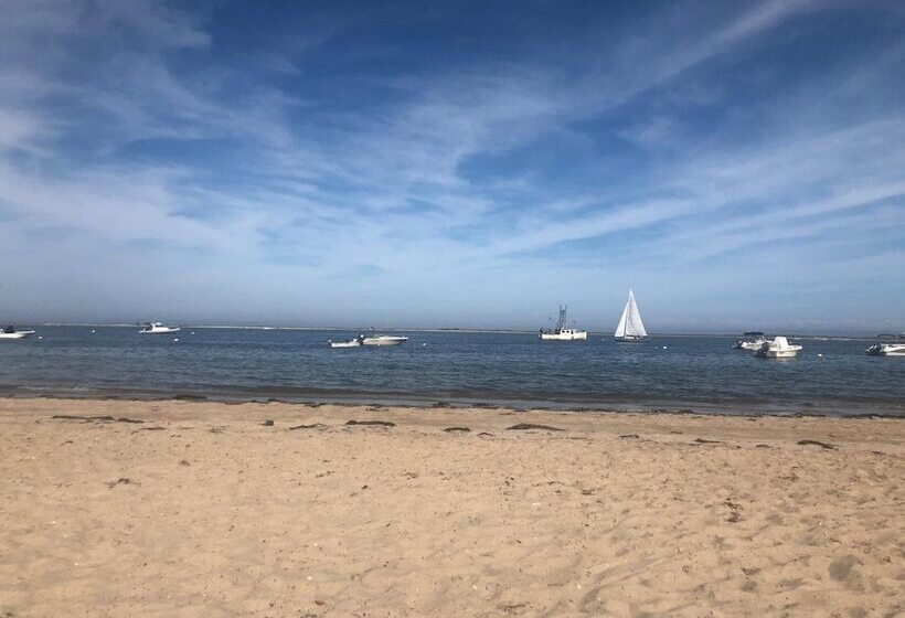 Отель The Hawthorne