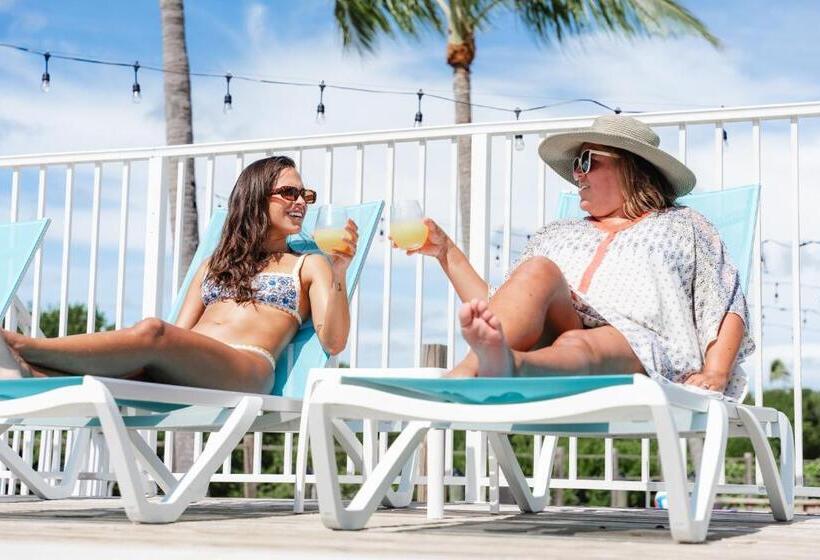 فندق على الطريق Fisher Inn Resort & Marina