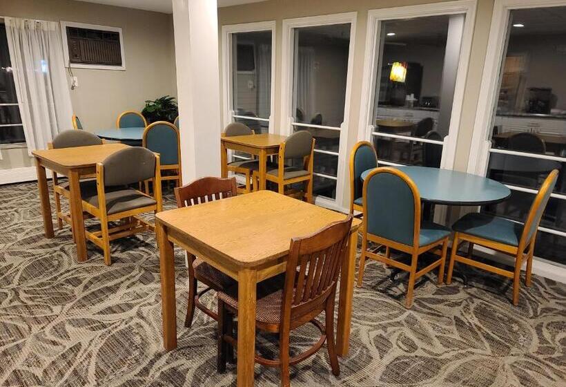 استراحتگاه Hampton Village Inn