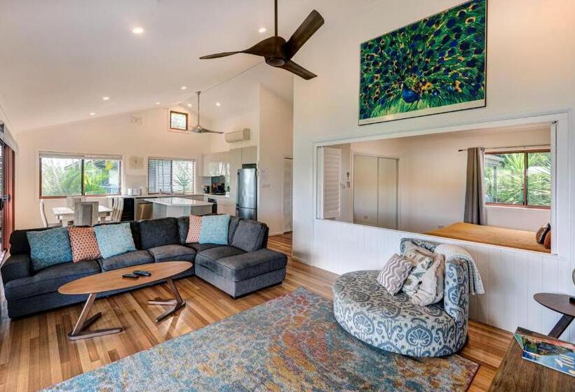 Heliconia 10 Newly Renovated Centrally Located House Hamilton Island