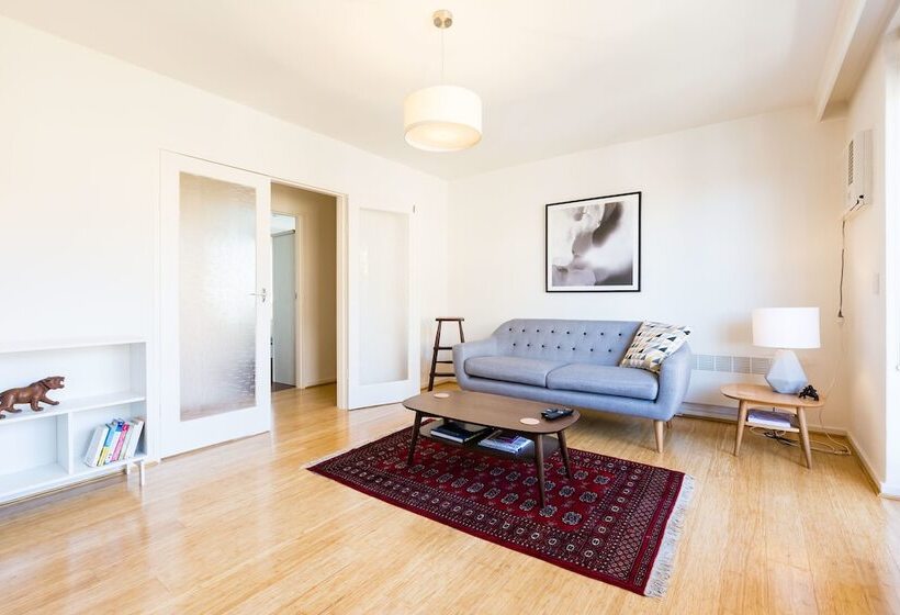 Rosie, 2bdr St.kilda Apartment