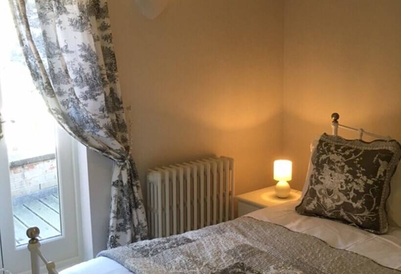 The White House Wells 2 Park View