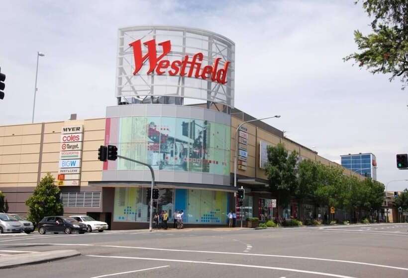 Warrick Fram 3 Beds Apt Free Parking Walk To Westfield Close To Hospital Nwf003