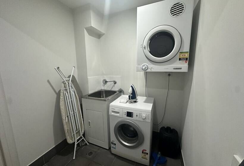 Warrick Fram 3 Beds Apt Free Parking Walk To Westfield Close To Hospital Nwf003