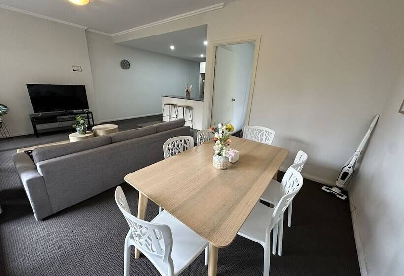 Warrick Fram 3 Beds Apt Free Parking Walk To Westfield Close To Hospital Nwf003