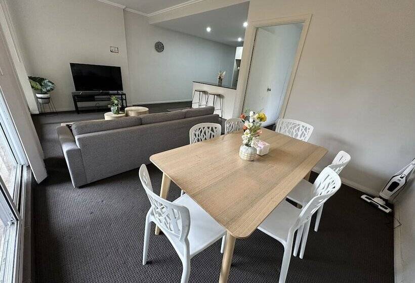 Warrick Fram 3 Beds Apt Free Parking Walk To Westfield Close To Hospital Nwf003