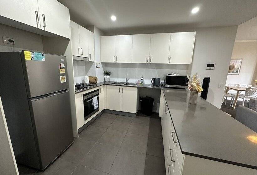 Warrick Fram 3 Beds Apt Free Parking Walk To Westfield Close To Hospital Nwf003