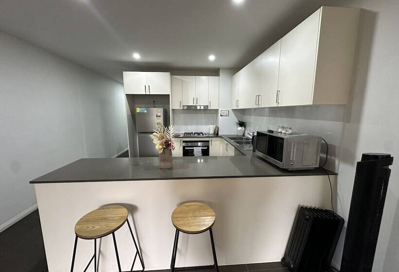 Warrick Fram 3 Beds Apt Free Parking Walk To Westfield Close To Hospital Nwf003