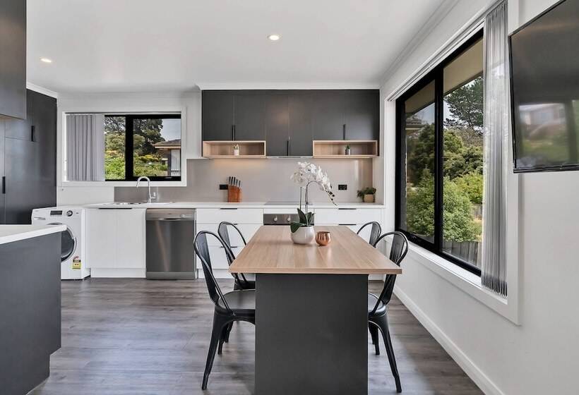 Youngtown Executive Apartments   2br Included, Free Parking & Wifi, Sofa Bed & Cot Fee Applies