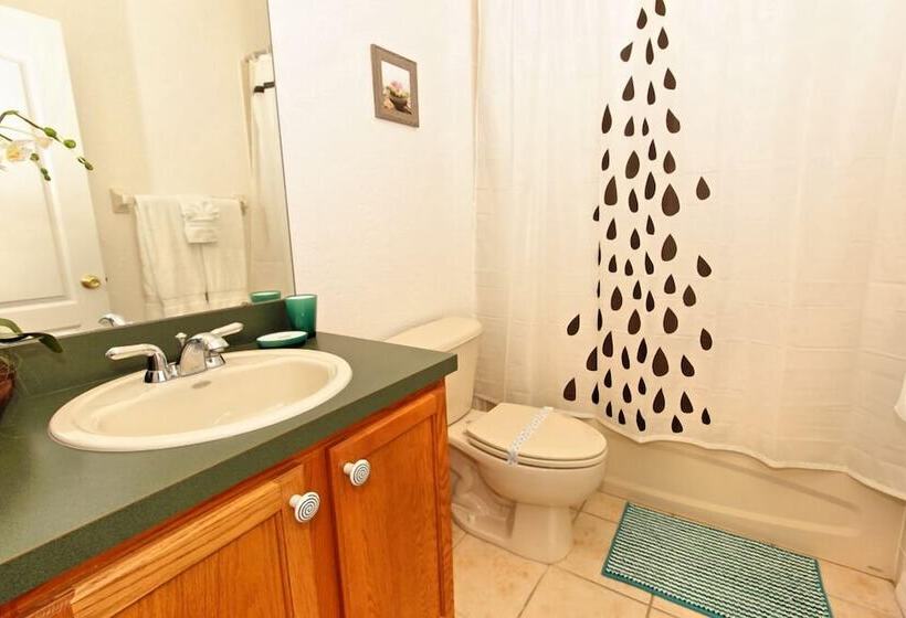 6 Bedroom North Hampton House