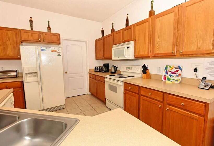 6 Bedroom North Hampton House