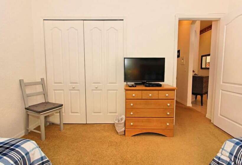 6 Bedroom North Hampton House