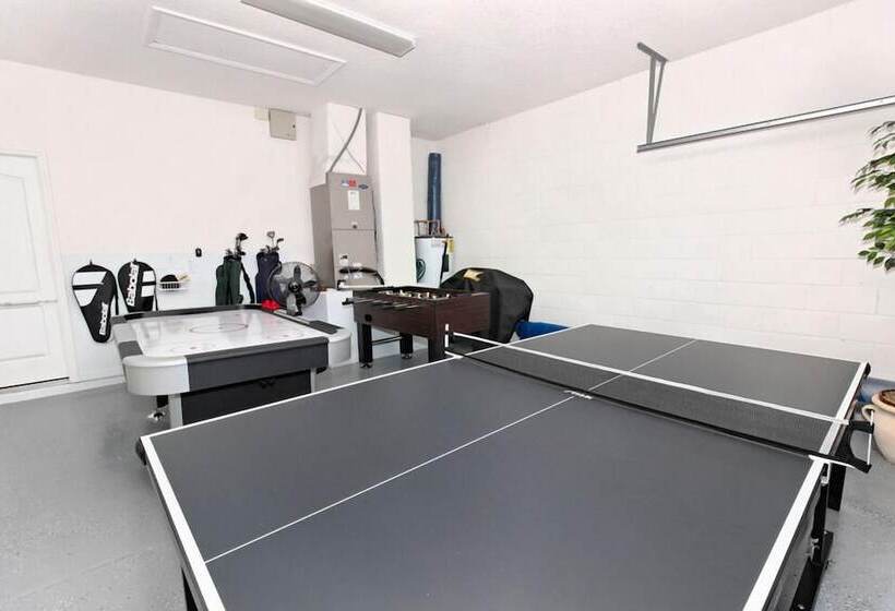 6 Bedroom North Hampton House