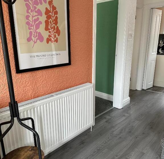 Air Host & Stay   Strawberry Fields House   3br