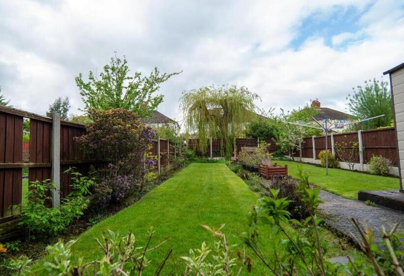 Air Host & Stay   Strawberry Fields House   3br