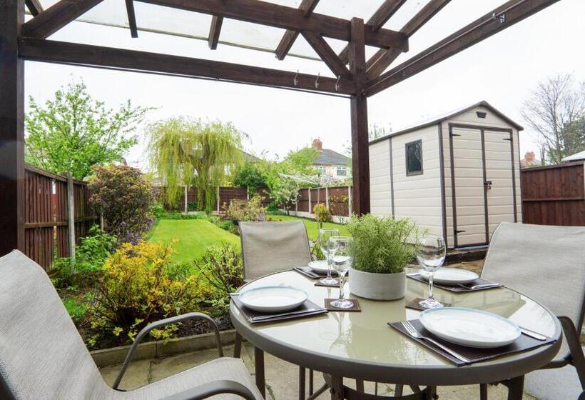 Air Host & Stay   Strawberry Fields House   3br