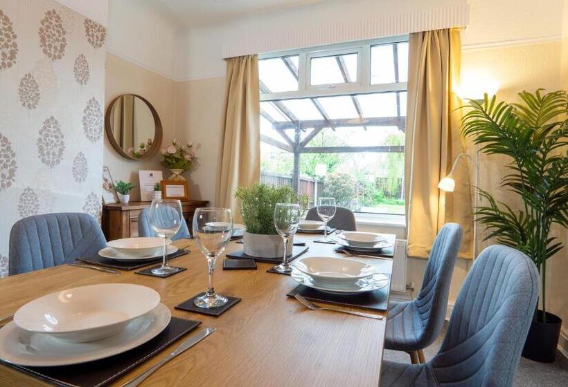 Air Host & Stay   Strawberry Fields House   3br