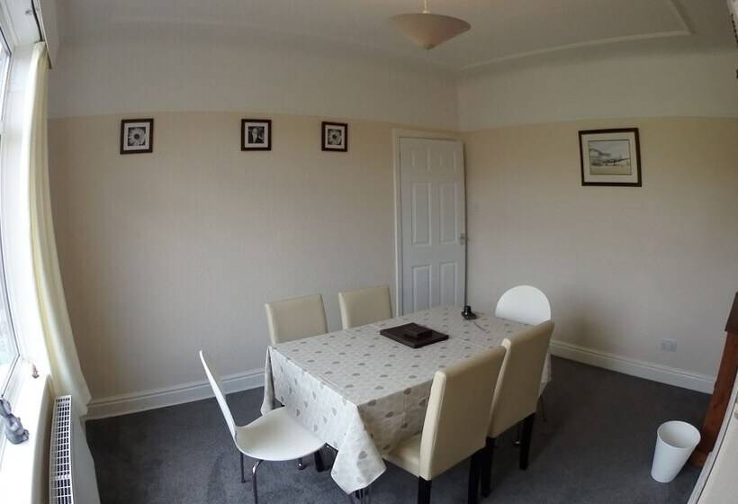 Air Host & Stay   Strawberry Fields House   3br