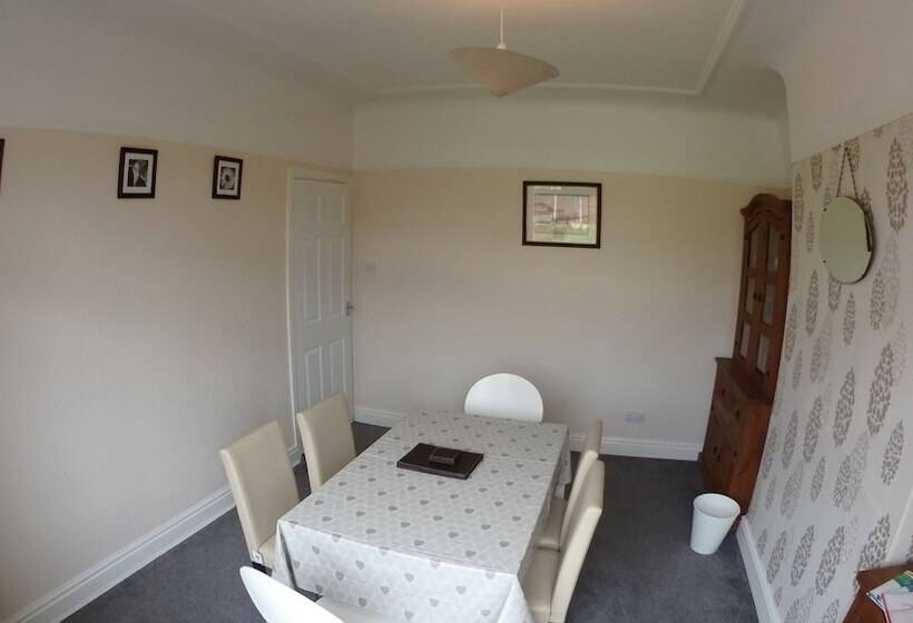 Air Host & Stay   Strawberry Fields House   3br