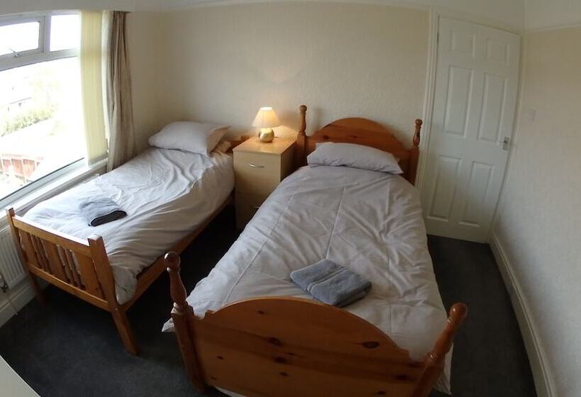 Air Host & Stay   Strawberry Fields House   3br