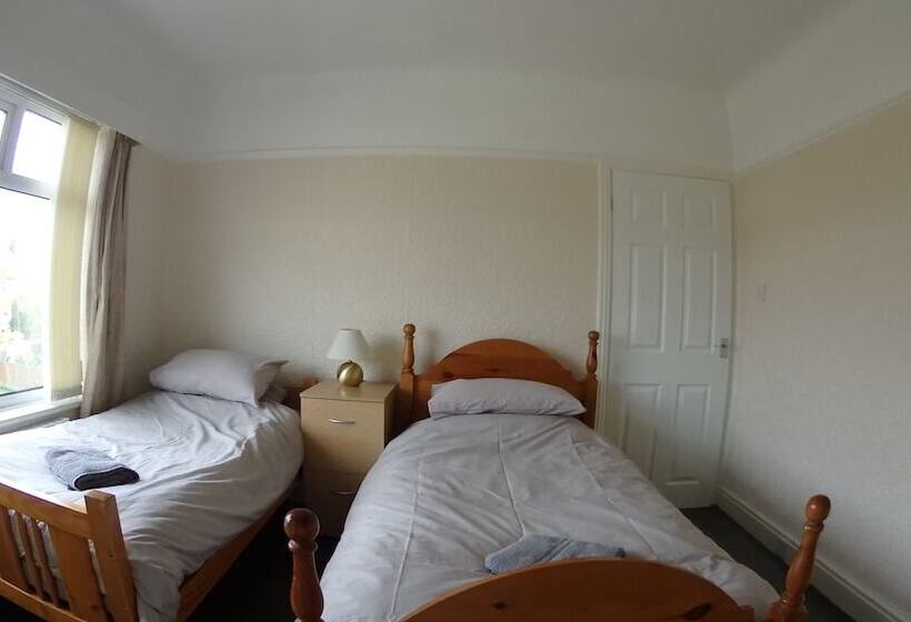 Air Host & Stay Strawberry Fields House 3br