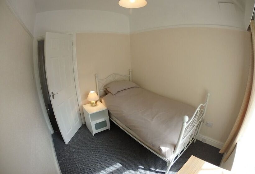 Air Host & Stay   Strawberry Fields House   3br