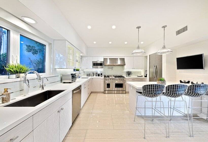 Beverly Hills Luxury Modern Palace