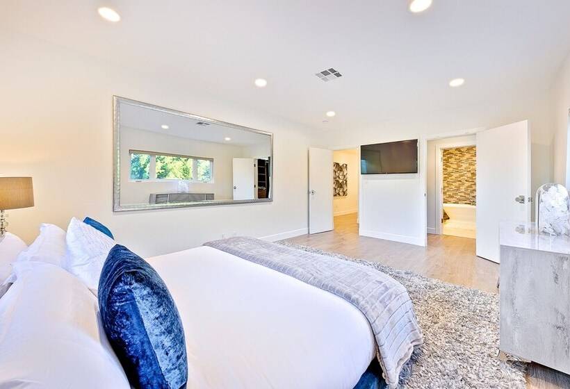 Beverly Hills Luxury Modern Palace