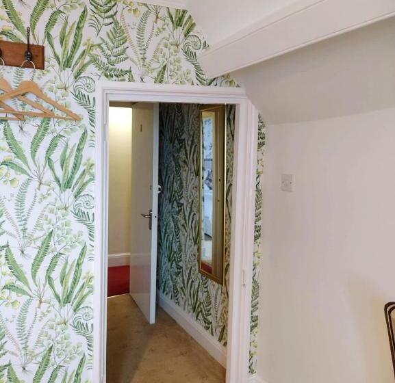 בית מלון כפרי Chough S Nest