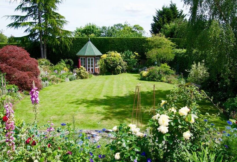 Malvern Holiday Garden Flat