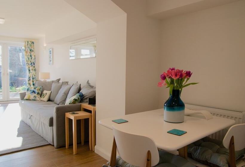 Malvern Holiday Garden Flat