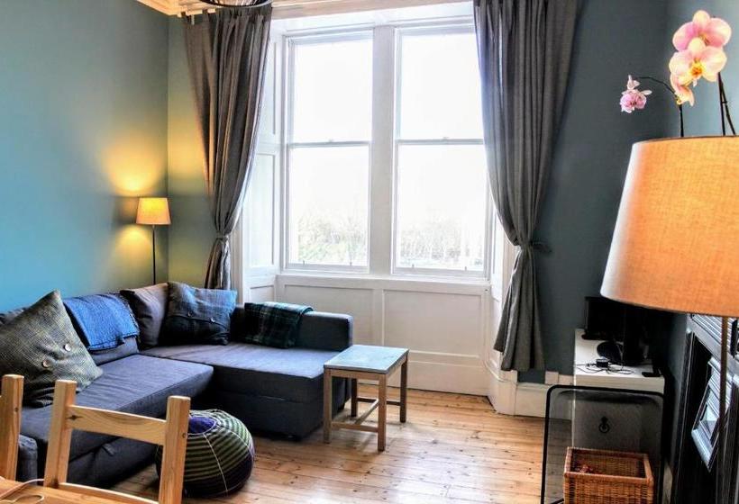 Bright Modern Arthurs Seat 2 Bedroom Apartment