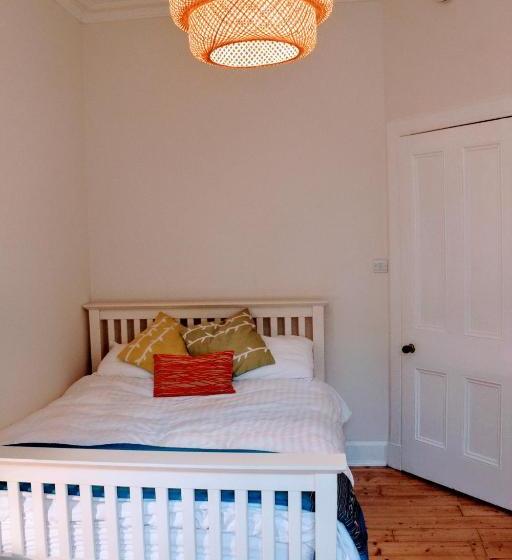 Bright Modern Arthurs Seat 2 Bedroom Apartment