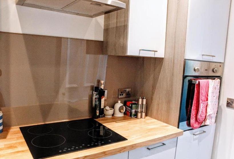 Bright Modern Arthurs Seat 2 Bedroom Apartment
