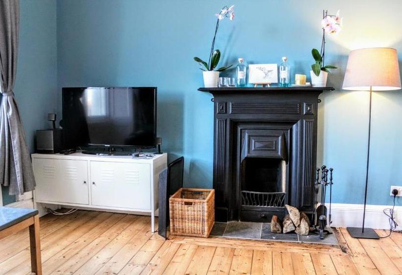 Bright Modern Arthurs Seat 2 Bedroom Apartment