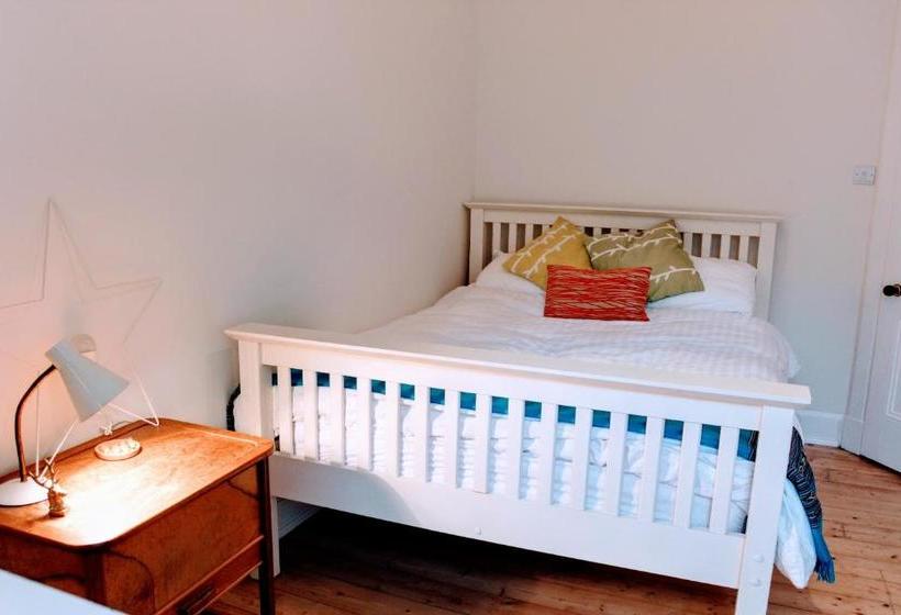 Bright Modern Arthurs Seat 2 Bedroom Apartment