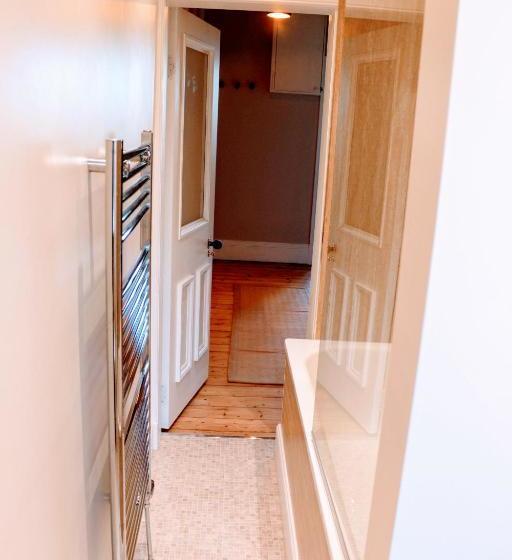 Bright Modern Arthurs Seat 2 Bedroom Apartment