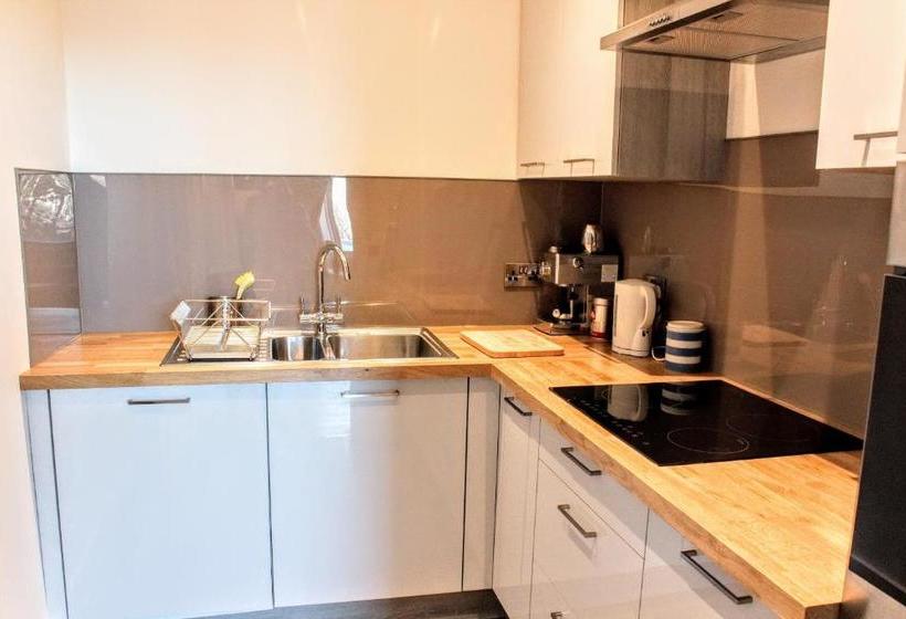 Bright Modern Arthurs Seat 2 Bedroom Apartment