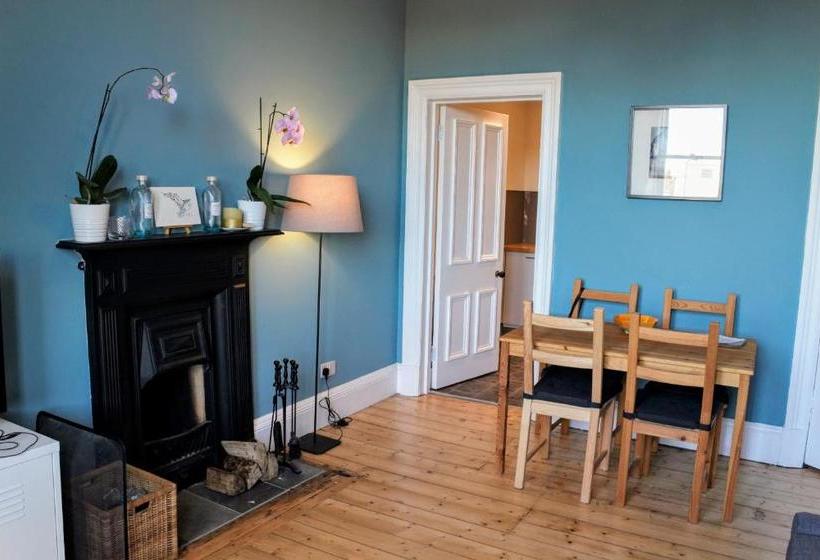 Bright Modern Arthurs Seat 2 Bedroom Apartment