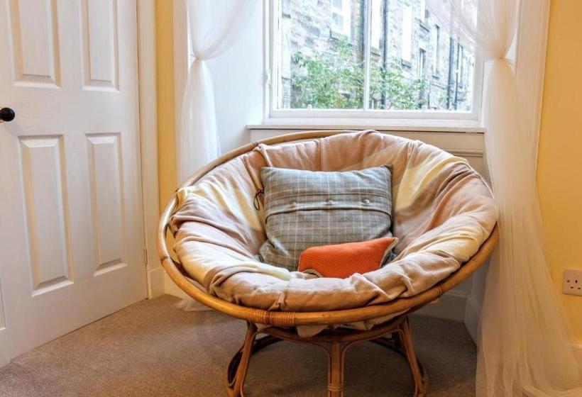Bright Modern Arthurs Seat 2 Bedroom Apartment
