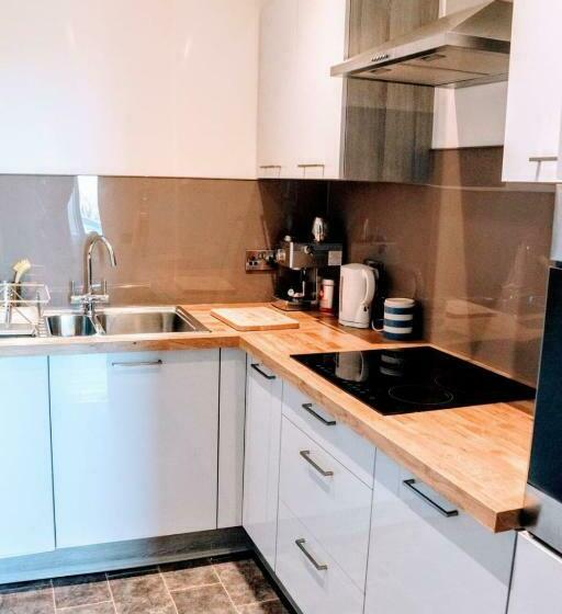 Bright Modern Arthurs Seat 2 Bedroom Apartment