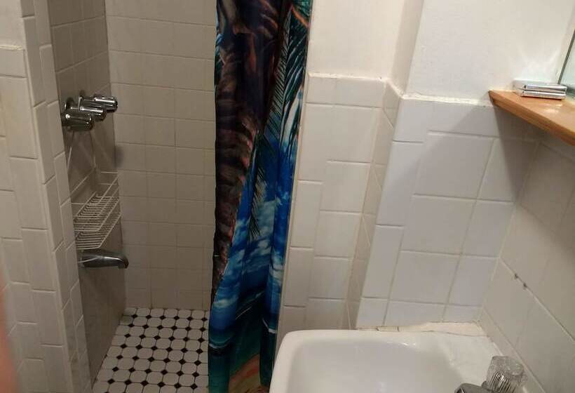 بنسيون Astoria B&b