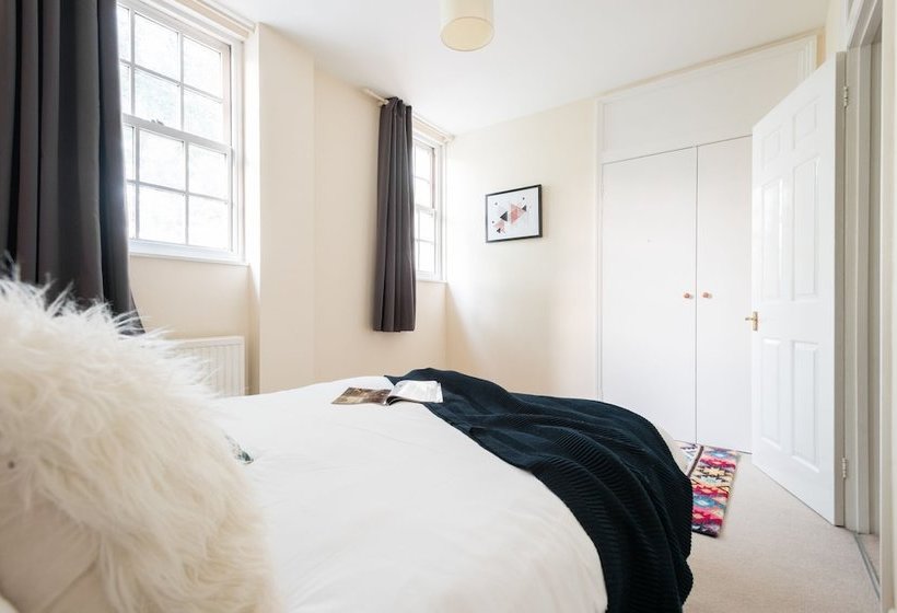 The Lapis Lounge   Large 3bdr House At River Avon